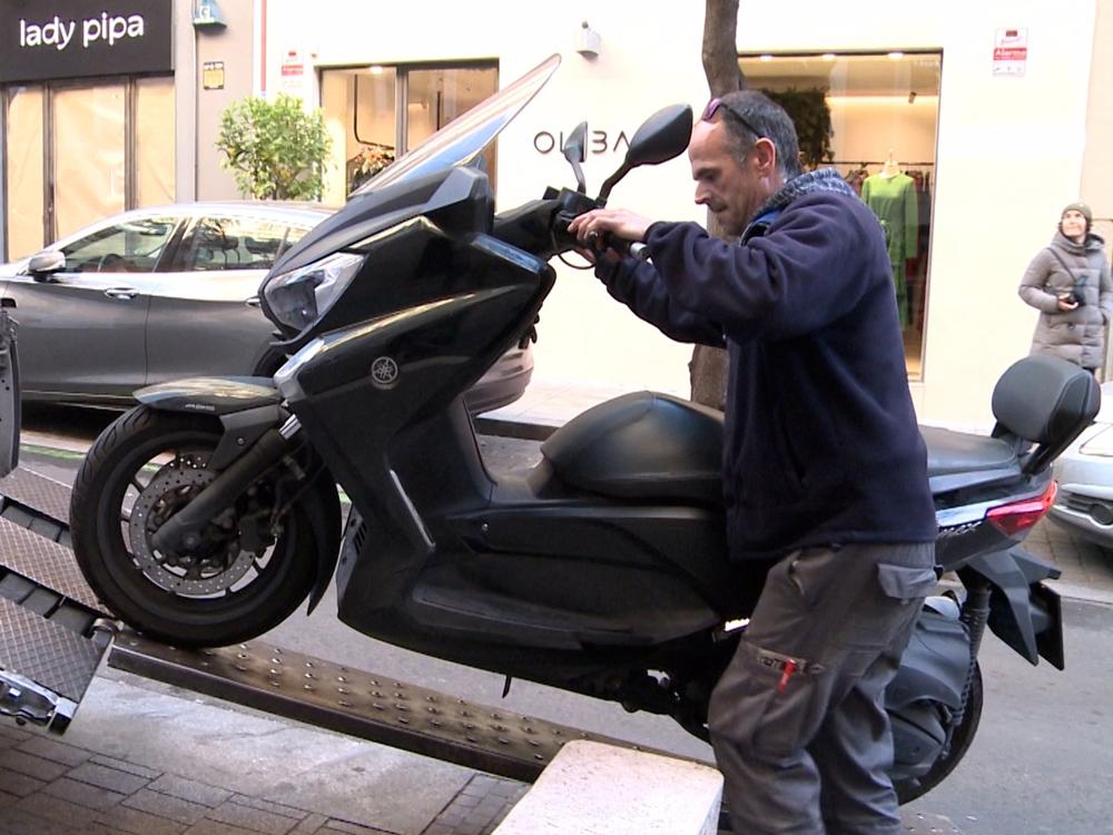 Un empleado de la grúa se lleva la moto de Íñigo Onieva Un