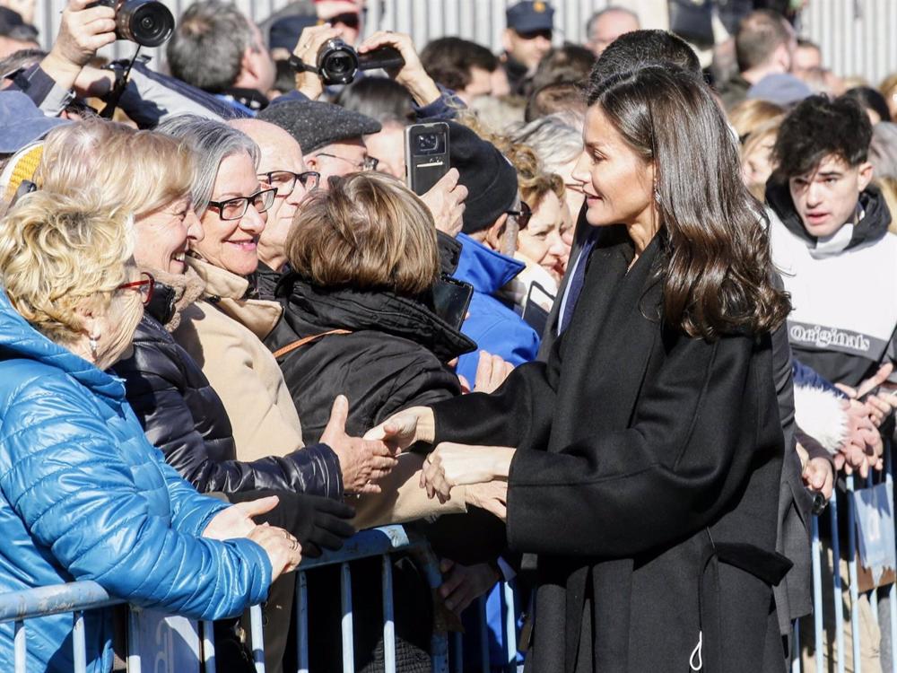 La Reina Letizia, de lo más cercana con el público que la ha recibido con aplausos a su llegada a Petrer, Alicante La