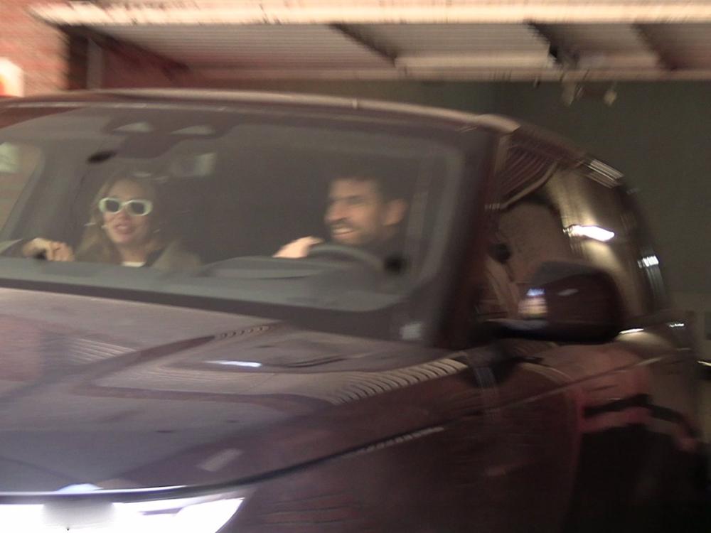 Clara Chía y Piqué abandonando esta mañana la casa del exfutbolista de lo más sonrientes Clara