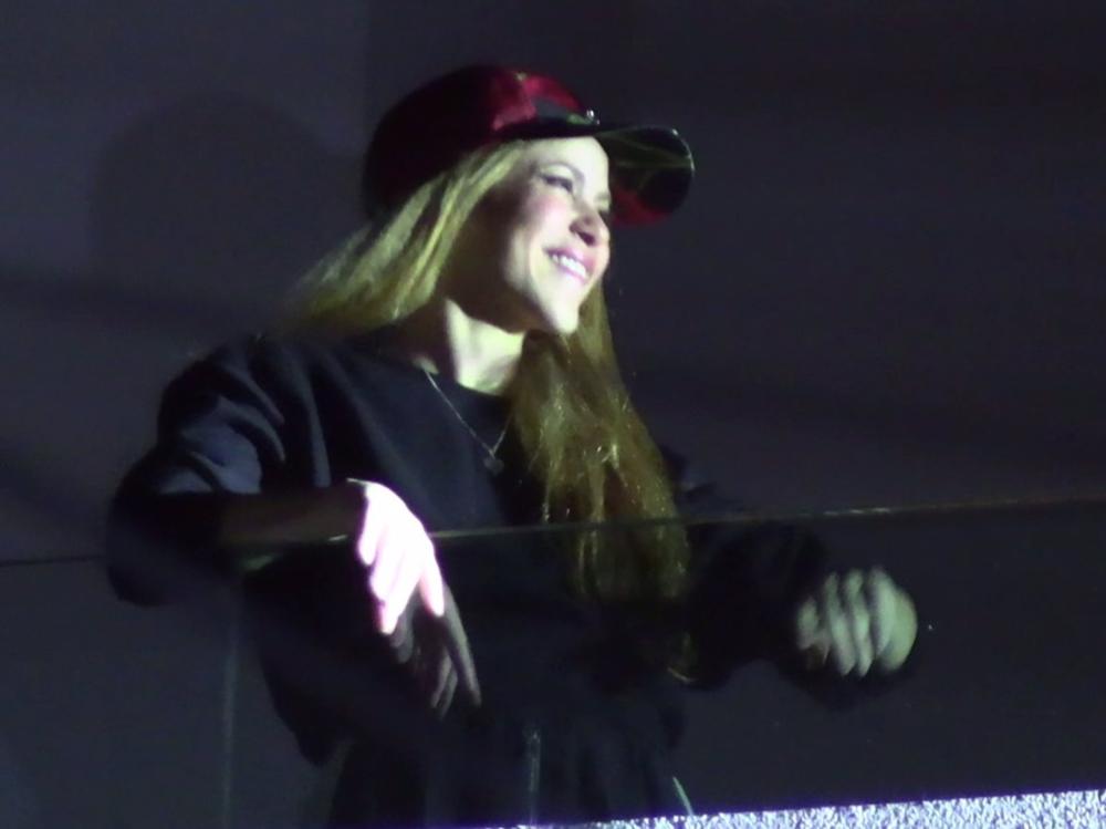 Shakira no dudó en salir de su casa para agradecer el cariño de sus fans Shakira
