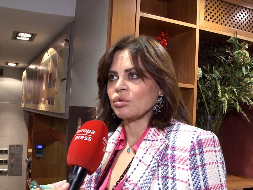 TERESA BUEYES EN LA PRESENTACIÓN DEL LIBRO 'BAILANDO EN LAS SOMBRAS' DE MARÍA EDITE TERESA