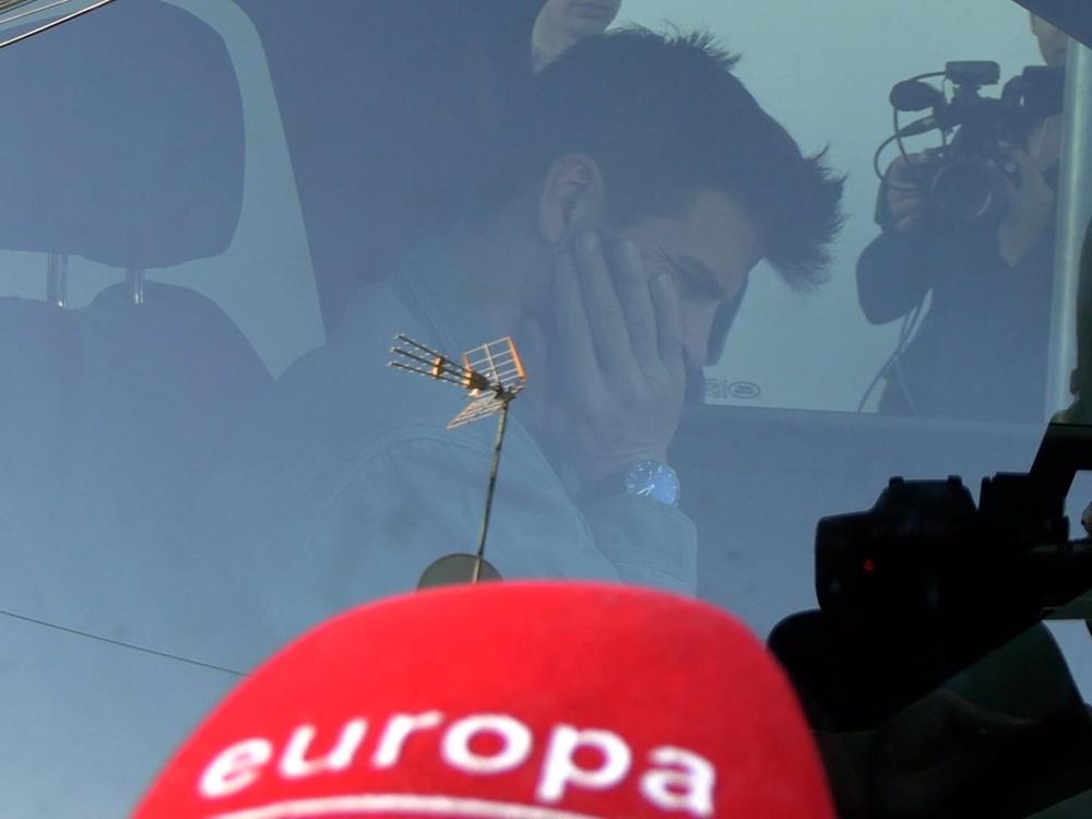 GERARD PIQUÉ ESPERA EN EL COCHE GERARD