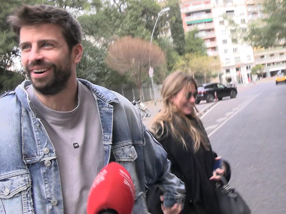 Gerard Piqué y Clara Chía pasean cogidos de la mano Gerard