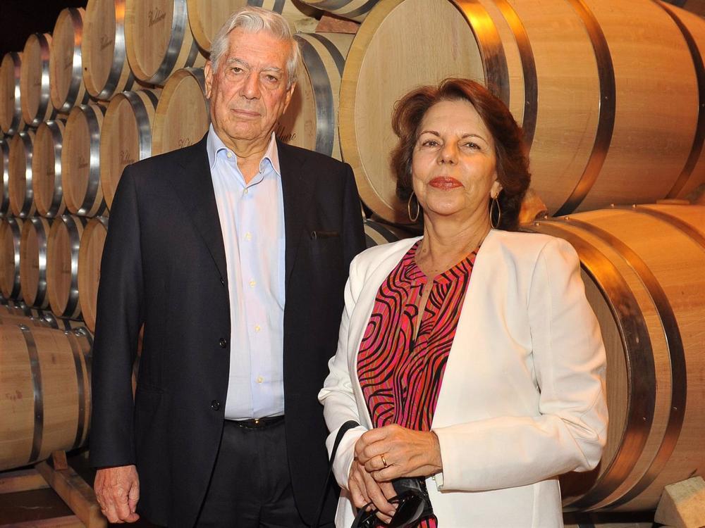 Archivo - Mario Vargas Llosa y Patricia Llosa en una imagen de archivo Archivo