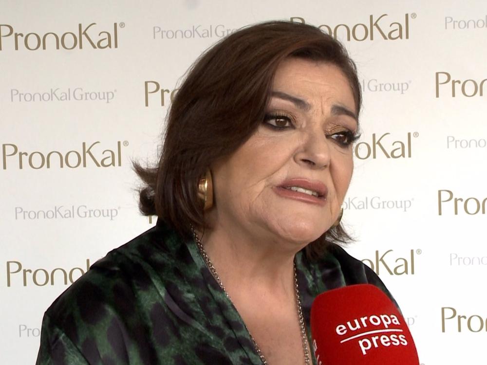 CHARO REINA REAPARECE TRAS SOMETERSE A UN TRATAMIENTO DE PRONOKAL CHARO