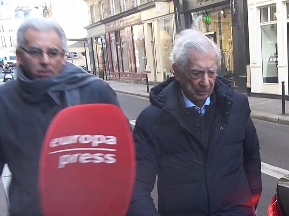 ÁLVARO VARGAS LLOSA Y SU PADRE, MARIO VARGAS LLOSA, EN PARÍS ÁLVARO