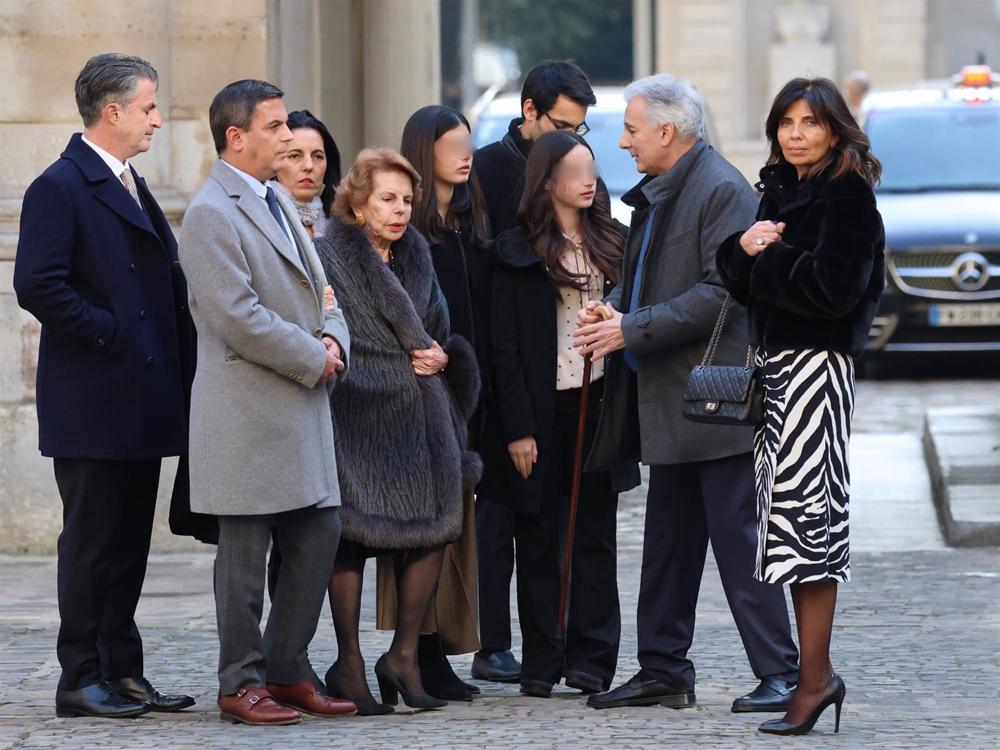 Patricia Llosa, con sus hijos Álvaro, Gonzalo y Morgana, sus yernos y sus nietos a su llegada al nombramiento de Mario Vargas Llosa como Académico de la Lengua Francesa Patricia