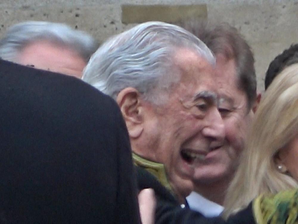 MARIO VARGAS LLOSA ABANDONA LA ACADEMIA FRANCESA MUY SONRIENTE MARIO