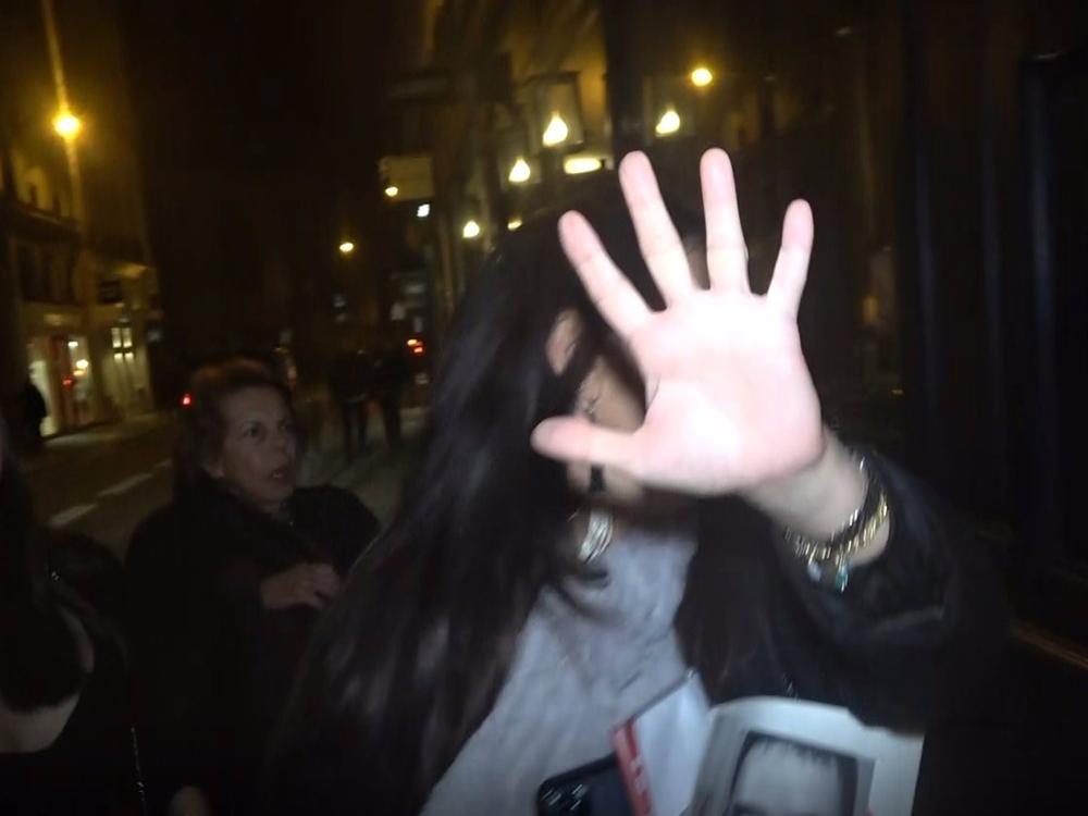 Morgana Vargas Llosa protegiendo a su madre, Patricia Llosa, de la prensa Morgana