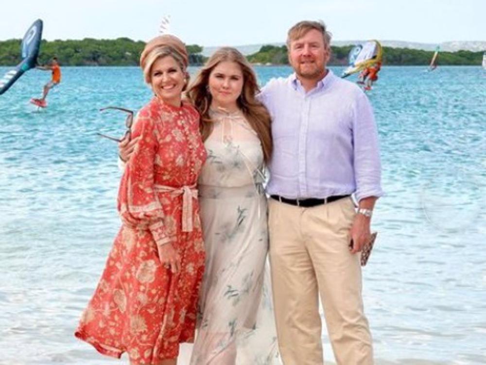 Los Reyes Guillermo y Máxima con su hija Amalia durante su reciente gira por El Caribe Los