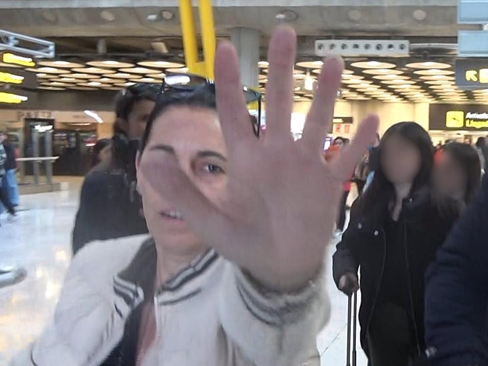 MORGANA VARGAS LLOSA PIERDE LOS NERVIOS EN EL AEROPUERTO DE MADRID MORGANA