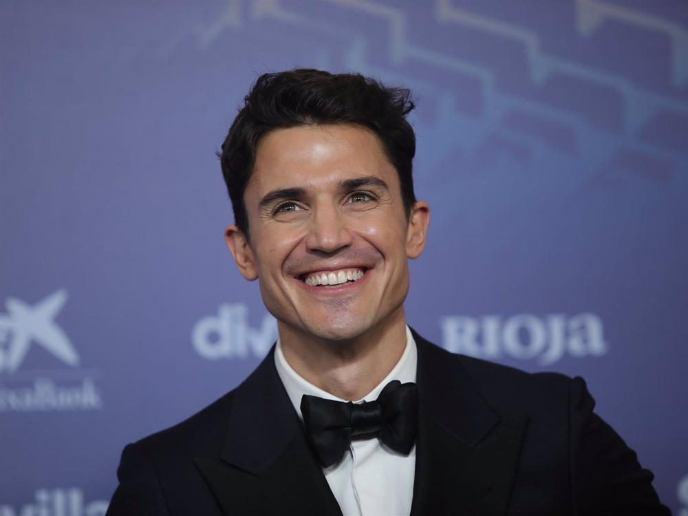 Smokings oscuros y apuestas por la originalidad... Los looks de 'ellos' en los Premios Goya 2023 Smokings
