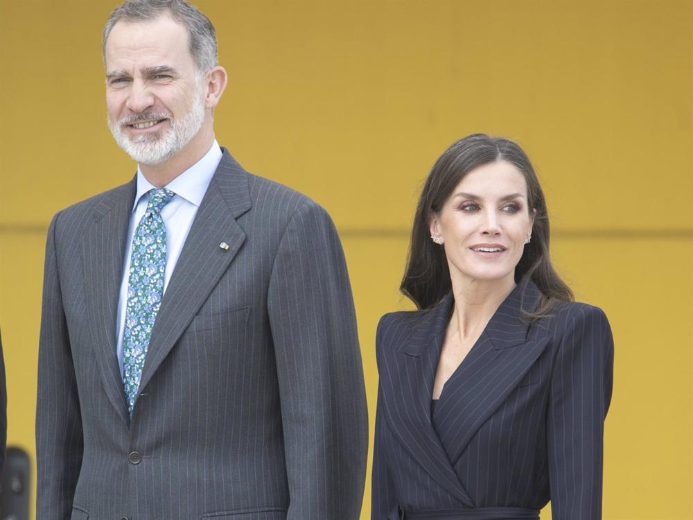 El Rey Felipe VI y la Reina Letizia, a su llegada al acto de entrega de los Premios Nacionales de Innovación y de Diseño 2022, en el Centro Niemeyer El