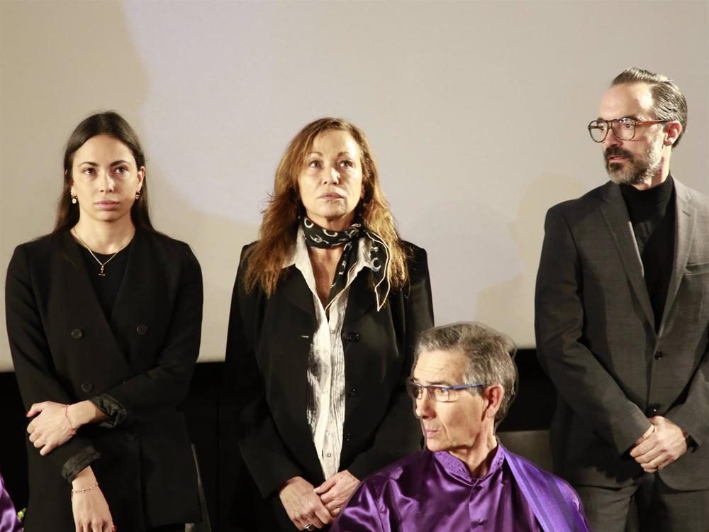 Anna Saura Ramón, Eulalia Ramón y Shane Chaplin Saura durante la capilla ardiente del director Carlos Saura Anna