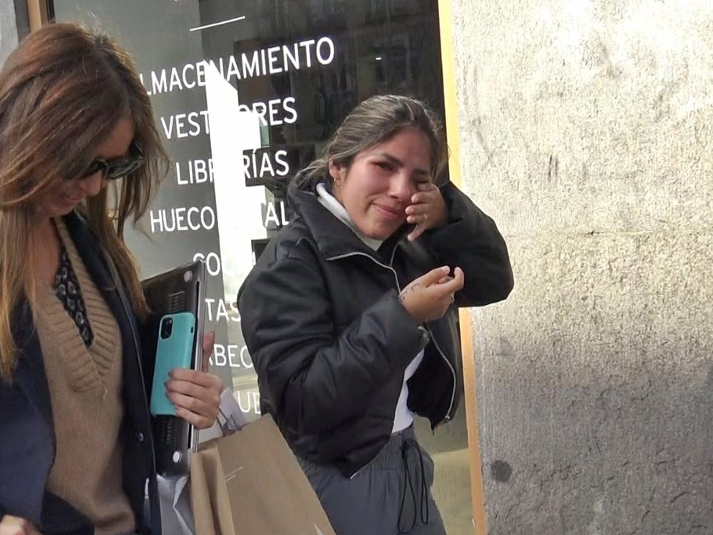 ISA PANTOJA LLORA TRAS DESPEDIRSE DE ASRAF BENO EN PLENA CALLE ISA