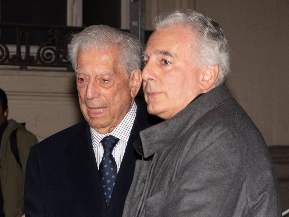 Mario Vargas Llosa y su hijo Álvaro Mario