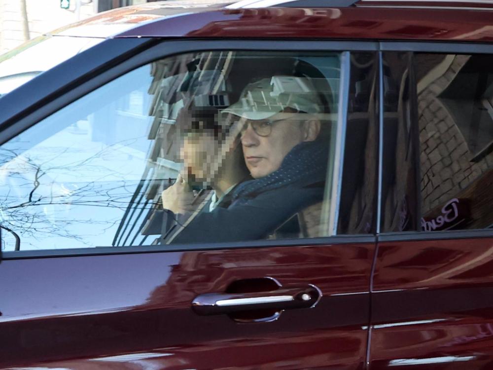 Bertín Osborne, saliendo de la casa de Fabiola Martínez con su hijo Carlos Bertín