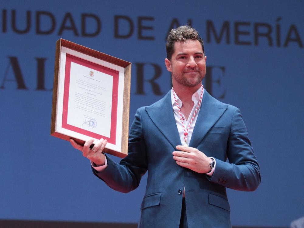 David Bisbal durante la entrega del titulo de Hijo Predilecto de la ciudad de Almería David