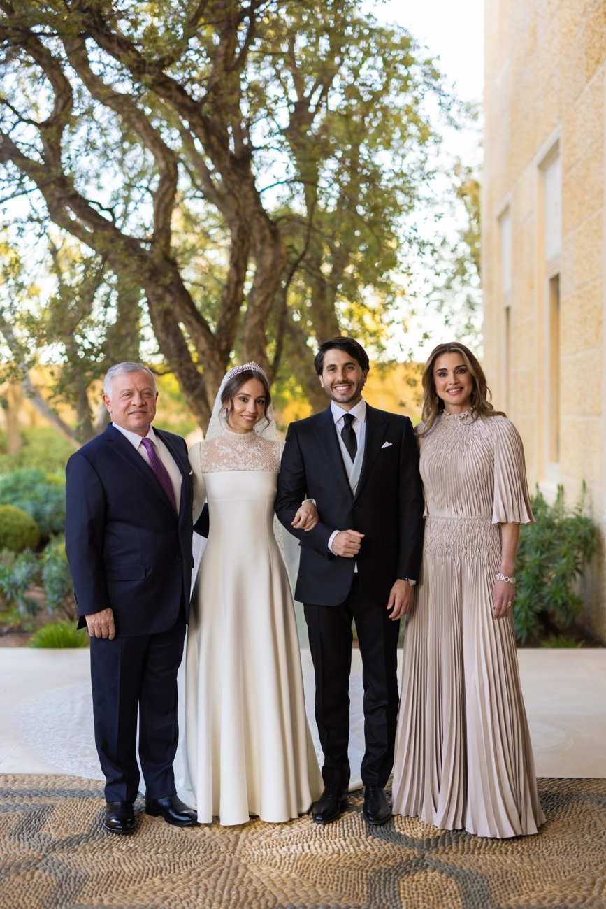 Rania of Jordan, spectacular at the wedding of her daughter