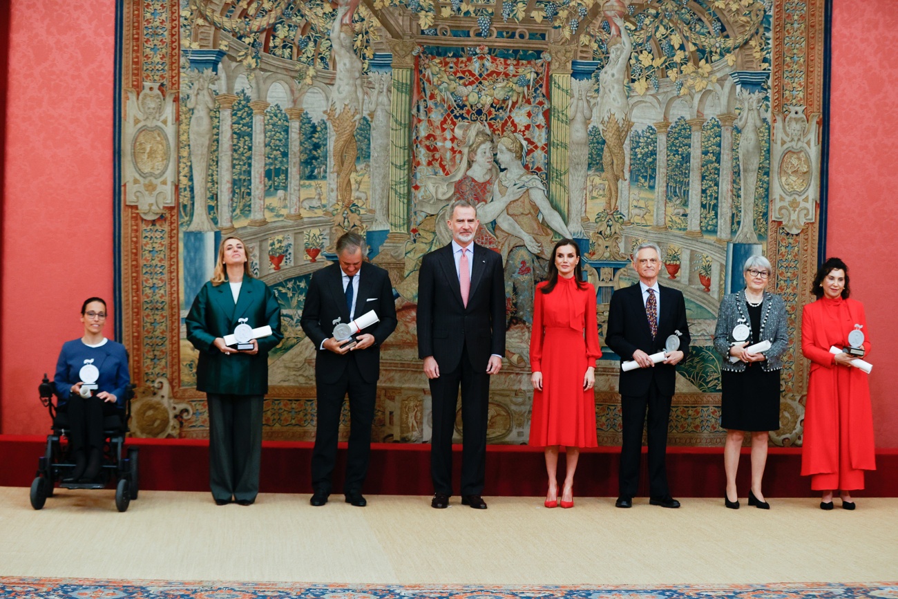 La reine Letizia d’Espagne nous donne une leçon de style avec un total look rouge