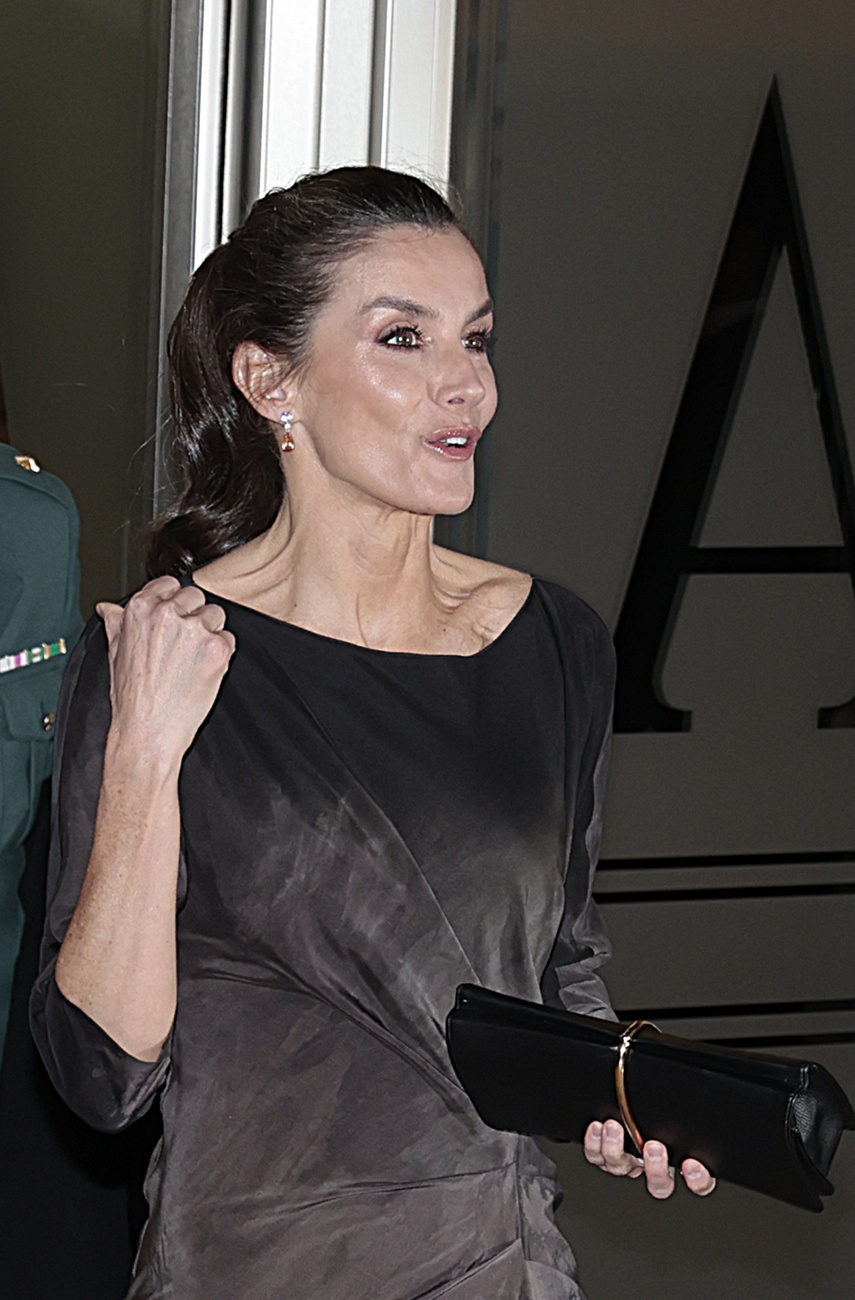 The queen has kept her accessories in black The queen has kept her accessories in black