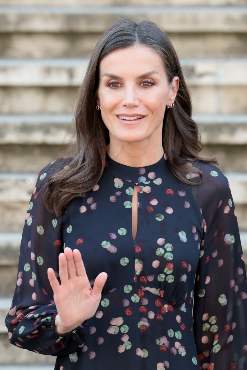 La regina Letizia va sul sicuro con gli stessi accessori La regina Letizia va sul sicuro con gli stessi accessori