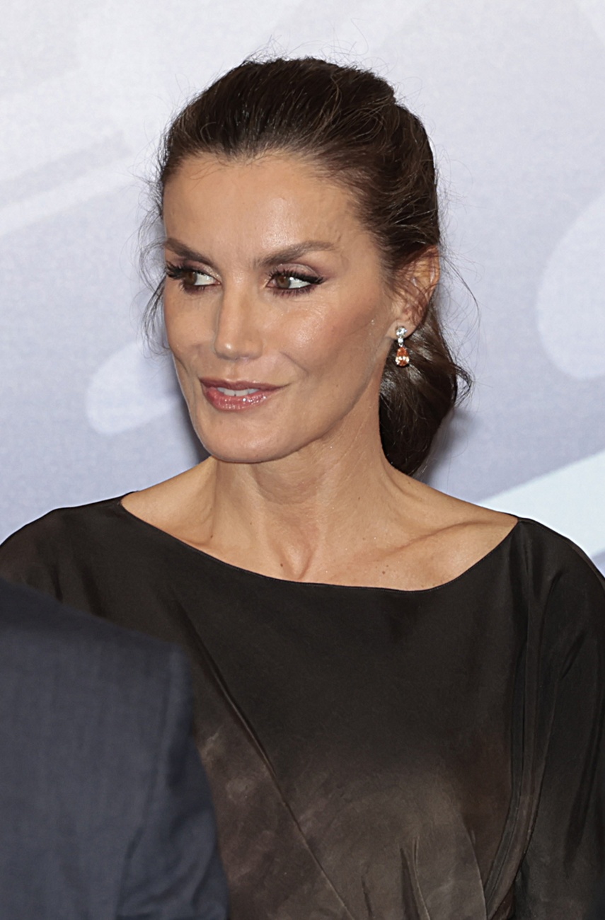 Hair in a ponytail, revealing her face Hair in a ponytail, revealing her face