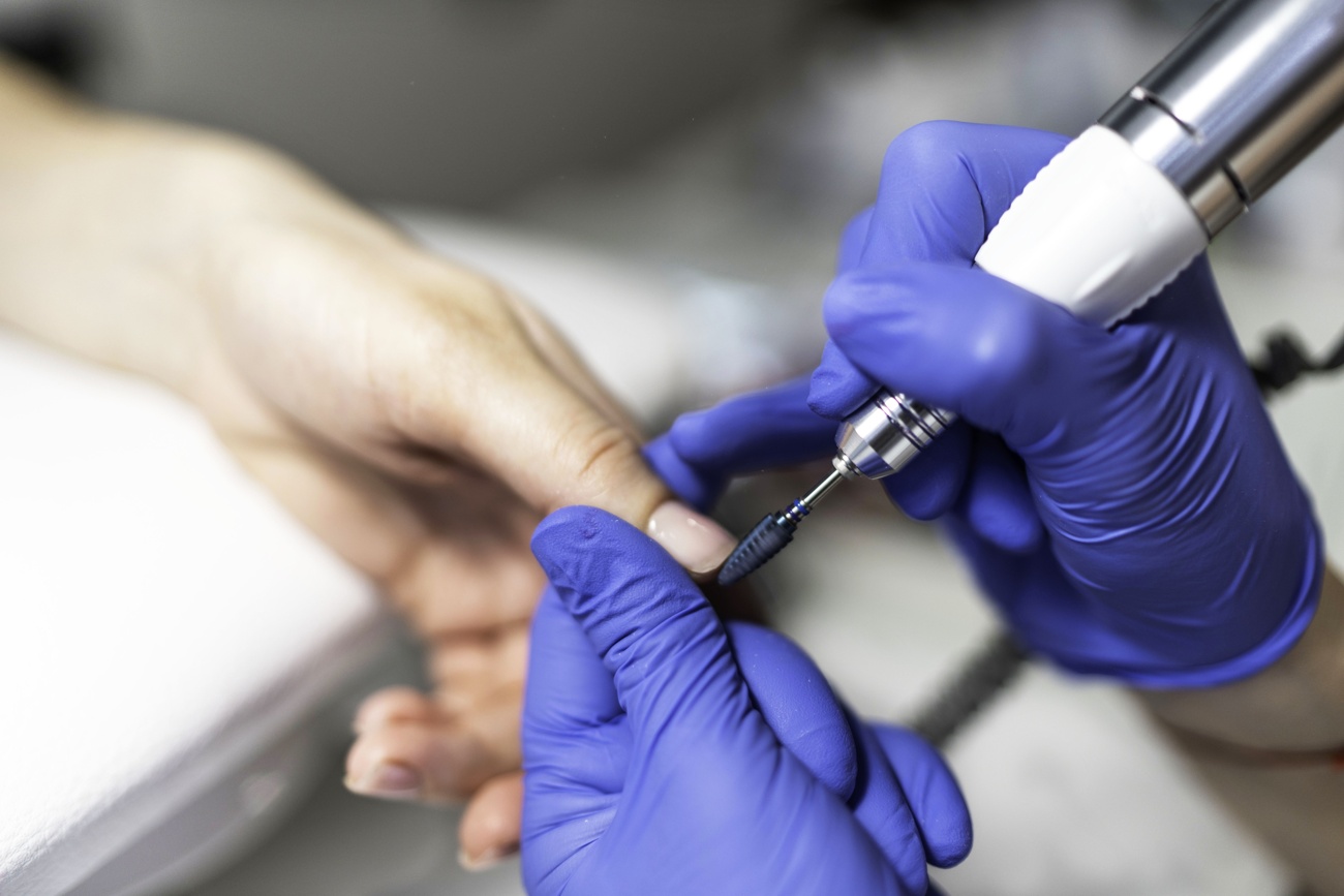 Pulir correctamente la superficie de las uñas Pulir correctamente la superficie de las uñas