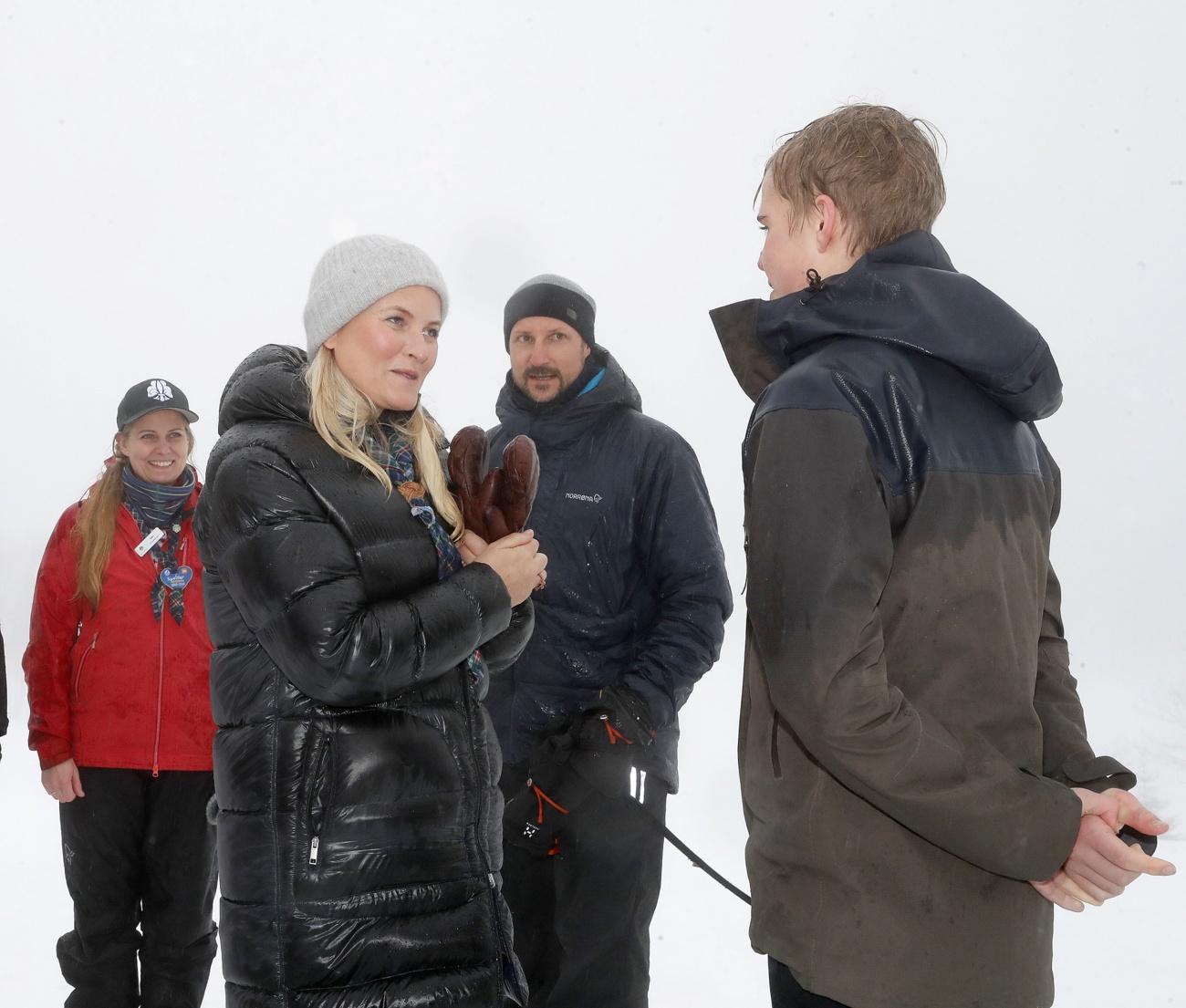 Haakon et Mette-Marit de Norvège bravent les intempéries pour soutenir les scouts à Oslo