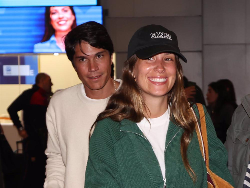 María Pombo y Pablo Castellano en el aeropuerto de Madrid tras regresar de su viaje a Cancún María