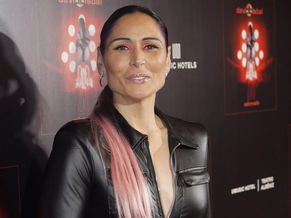 Rosa López, con un ajustado y cañero mono negro de piel en el concierto de David Bisbal Rosa