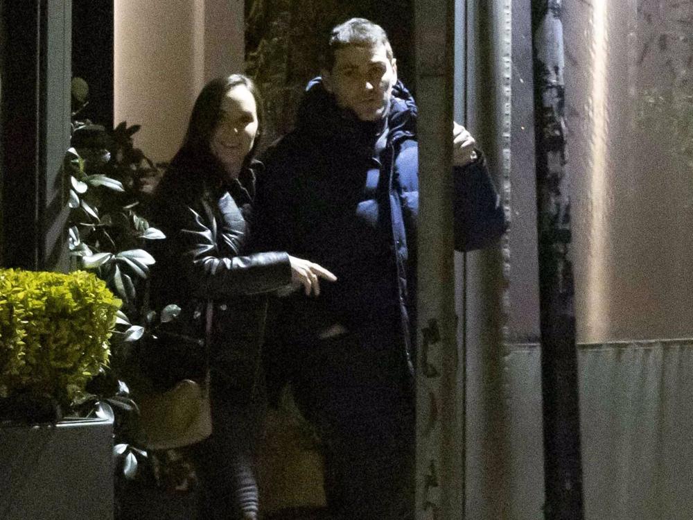 Iker Casillas, saliendo de un restaurante con una misteriosa acompañante Iker