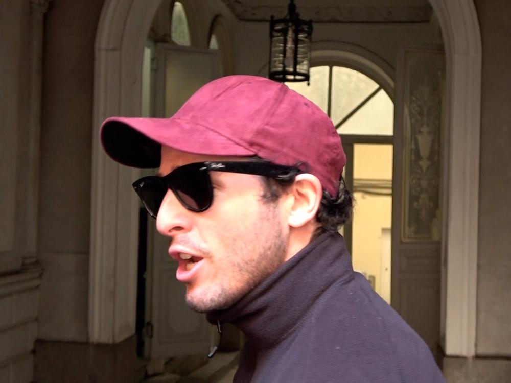 ÍÑIGO ONIEVA ENTRA EN SU DOMICILIO ÍÑIGO
