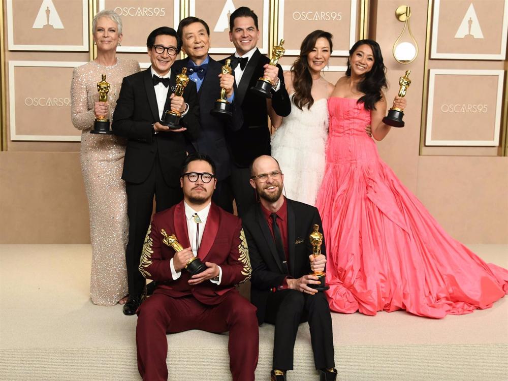 THE CAST AND CREW OF EVERYTHING EVERYWHERE ALL AT ONCE In The Press Room During The 95Th Academy Awards THE