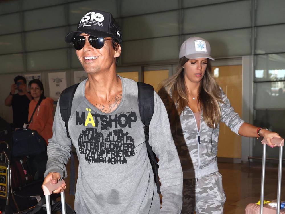 Julio José Iglesias y su novia, Vivi Domenico, a su llegada a Madrid Julio