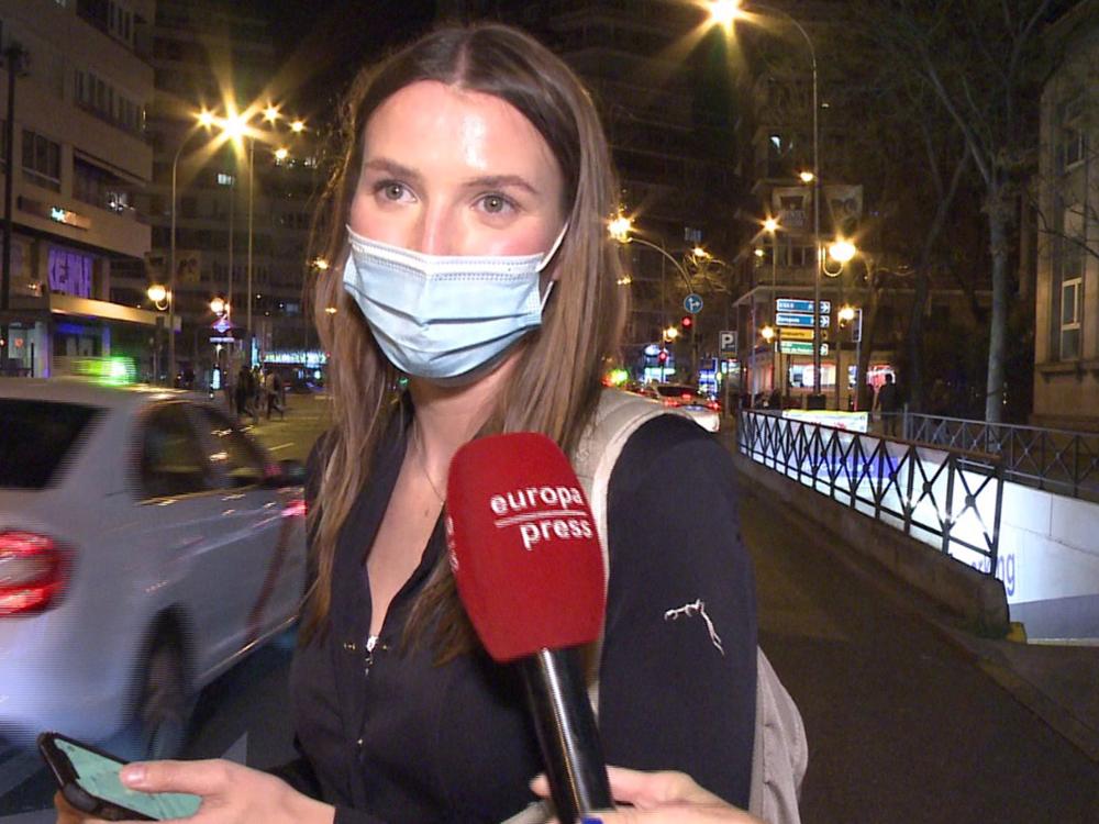 Anna Barrachina saliendo del hospital tras visitar a Laura Valenzuela Anna
