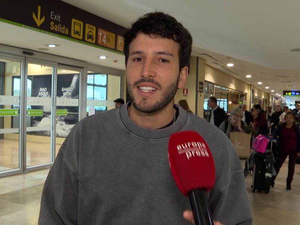 Sebastián Yatra llega a Madrid tras asistir a los Premios Dial en Tenerife Sebastián