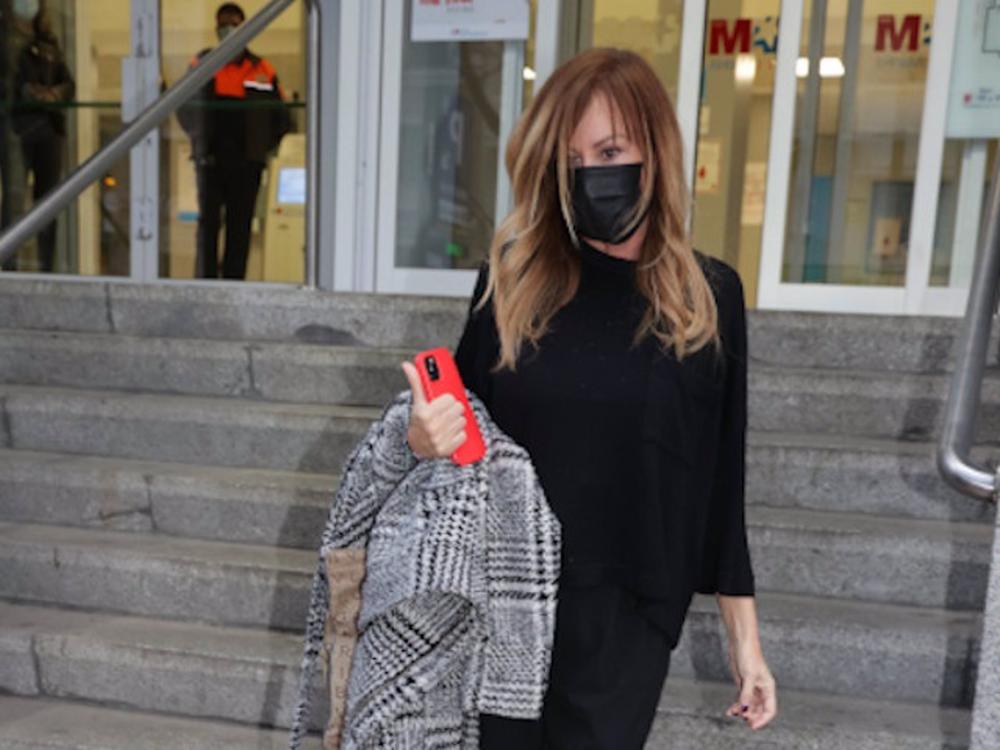 Lara Dibildos saliendo del hospital Lara