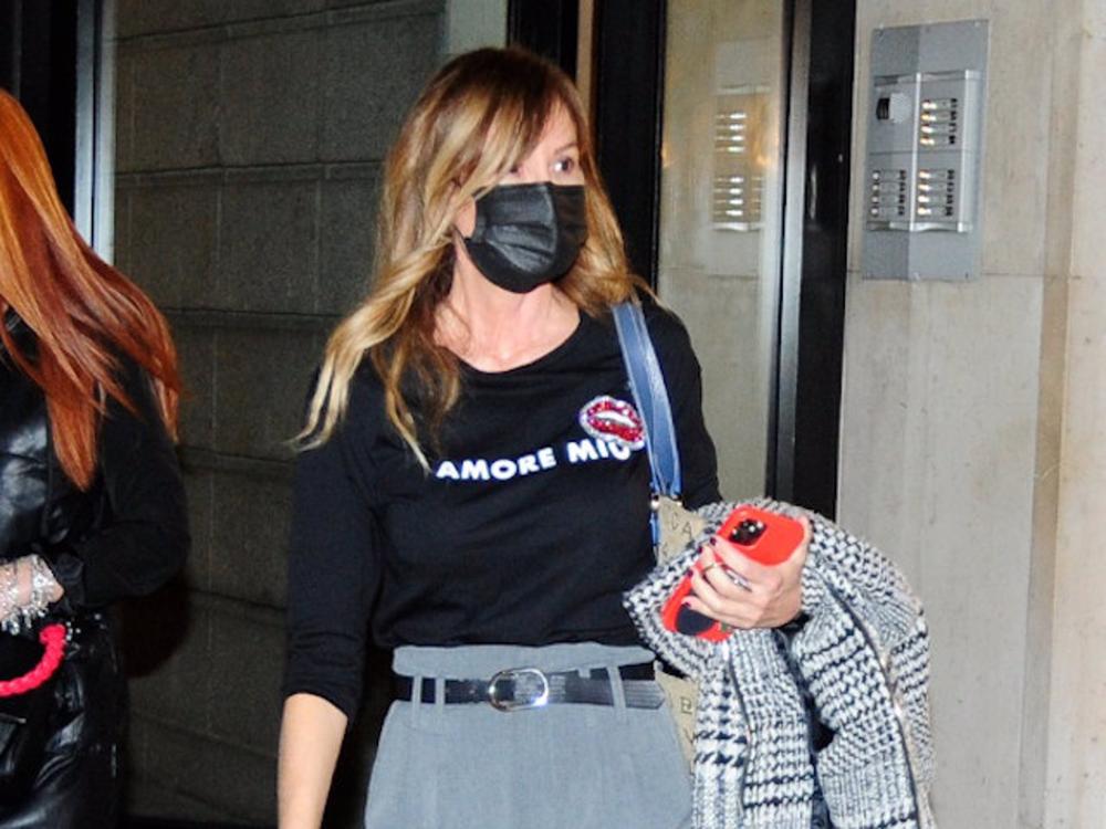 Lara Dibildos saliendo de casa para ir al tanatorio Lara
