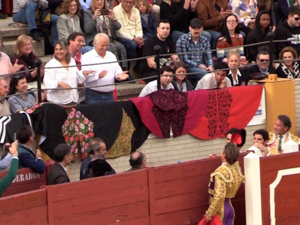 Manuel Díaz 'El Cordobés' brinda el toro a Manuel Benítez Manuel