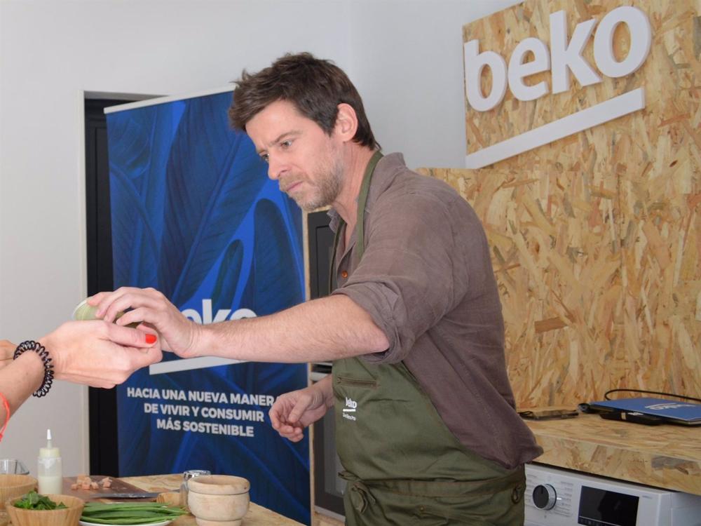 Manu Baqueiro, durante el showcooking con el que Beko ha presentado su nueva gama de cocción Manu