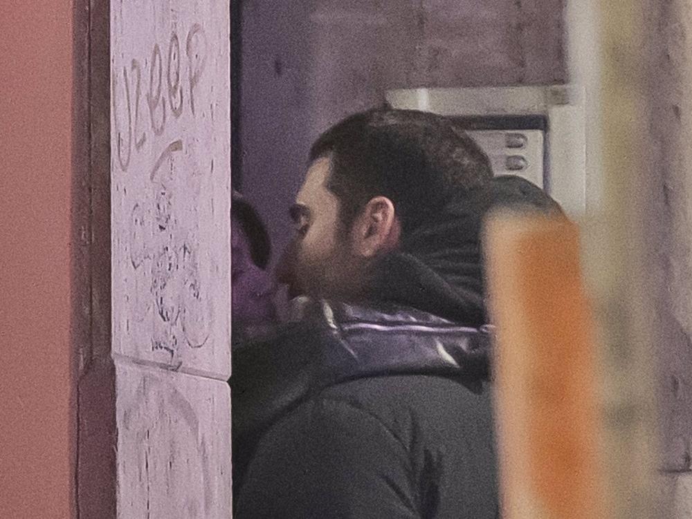 MIGUEL ÁNGEL SILVESTRE CON UNA MISTERIOSA CHICA POR LAS CALLES DE MADRID MIGUEL