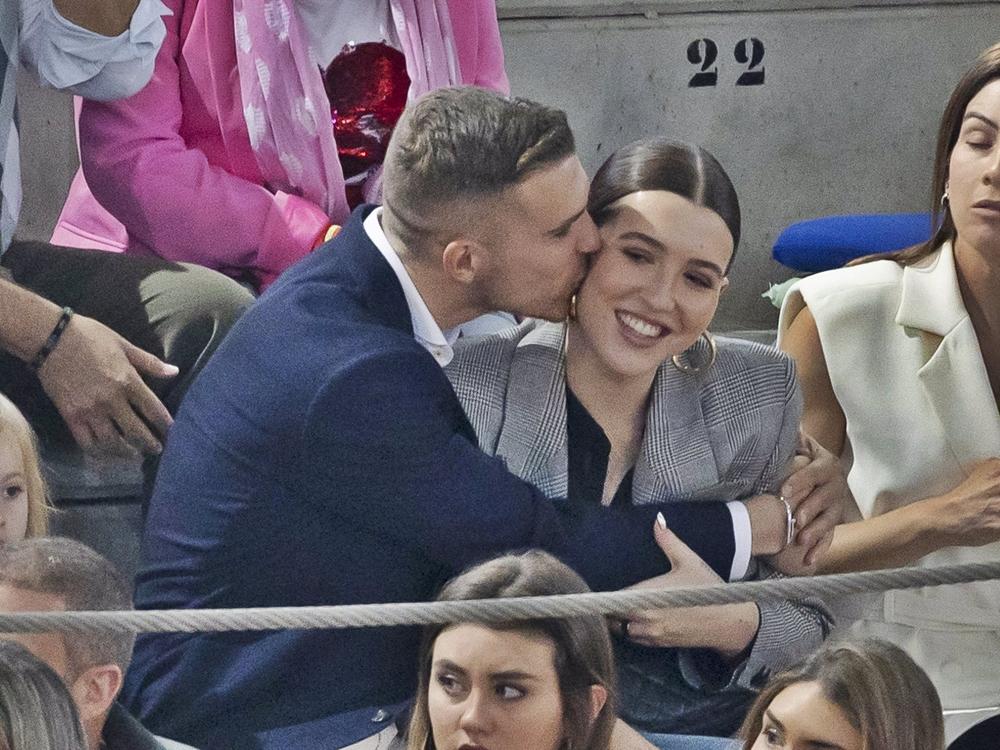 ALBERTO GARCÍA Y ALBA DÍAZ EN LA PLAZA DE NAVALCARNERO, VIENDO A MANUEL DÍAZ 'EL CORDOBÉS' ALBERTO