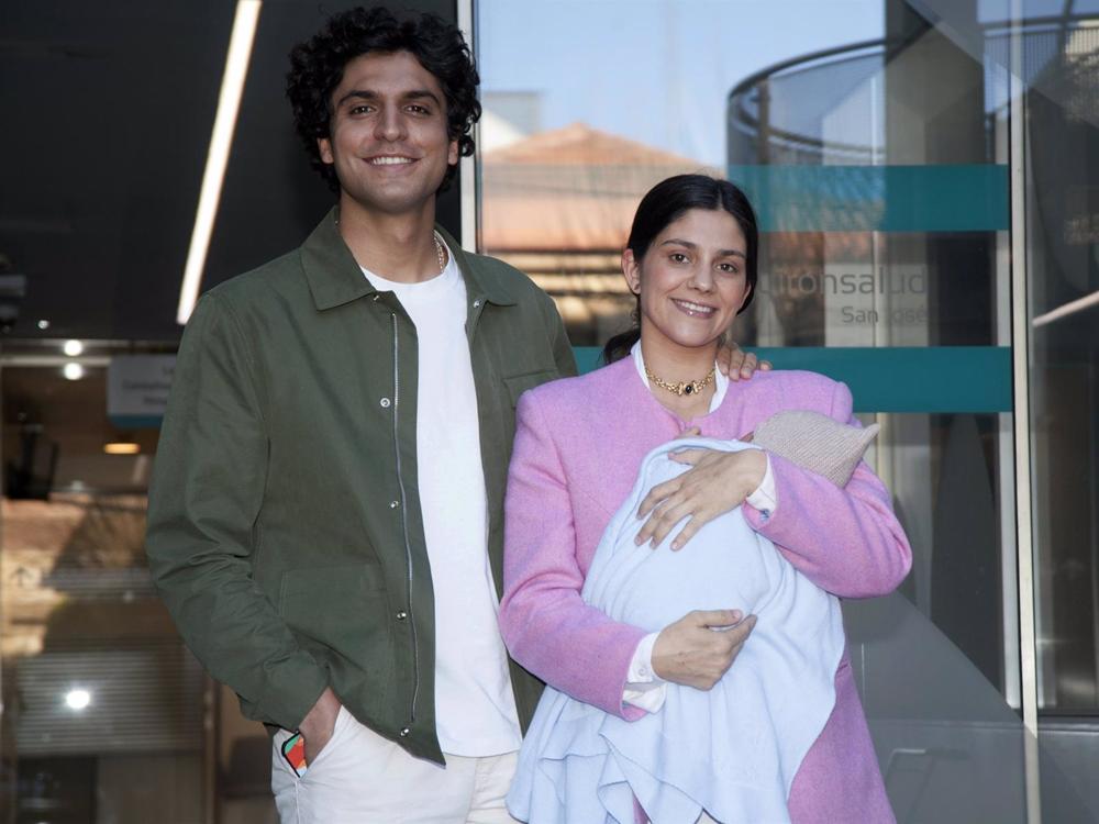 TOMÁS PÁRAMO Y MARÍA DE JAIME SALEN DEL HOSPITAL CON EL PEQUEÑO FEDERICO EN BRAZOS TOMÁS