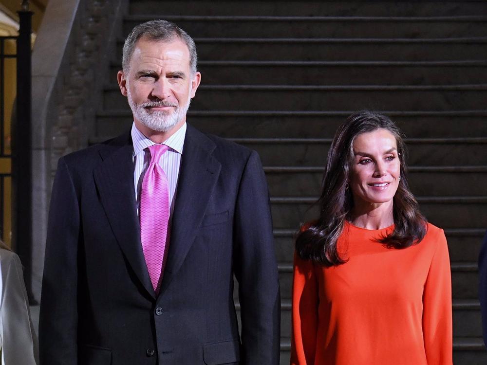 Los Reyes de España, Felipe VI y Letizia, durante la celebración del centenario de la primera Casa del Libro de Madrid en el el Círculo de Bellas Artes (CBA), a 30 de marzo de 2023, en Madrid (España) Los
