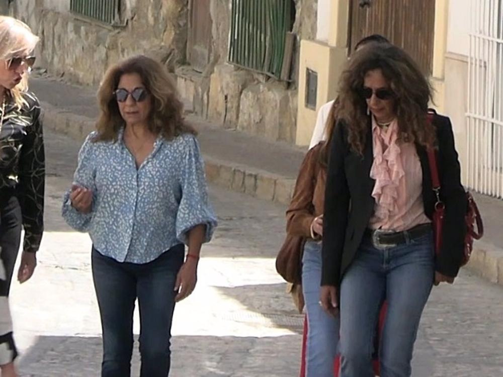 LOLITA Y ROSARIO FLORES EN JEREZ DE LA FRONTERA VISITANDO EL CENTRO CULTURAL DE LOLA FLORES LOLITA