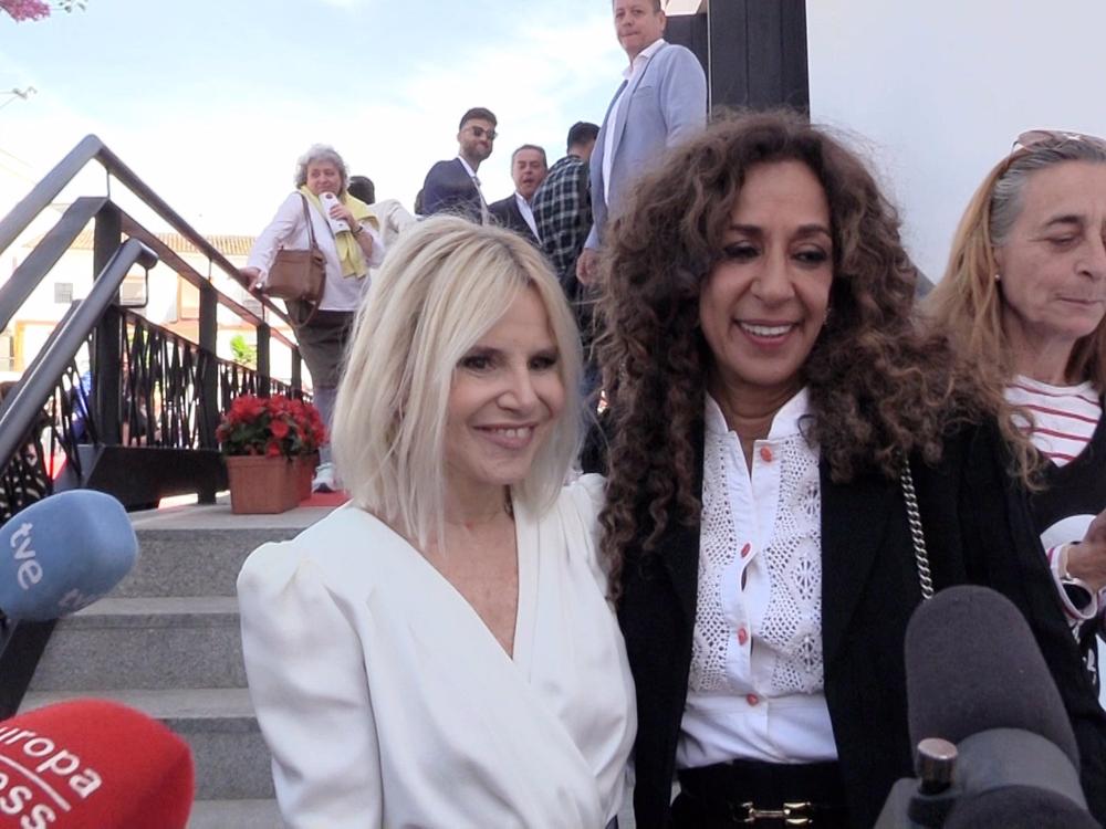 EUGENIA MARTÍNEZ DE IRUJO CON ROSARIO FLORES DURANTE LA APERTURA DEL MUSEO DE LOLA FLORES EUGENIA
