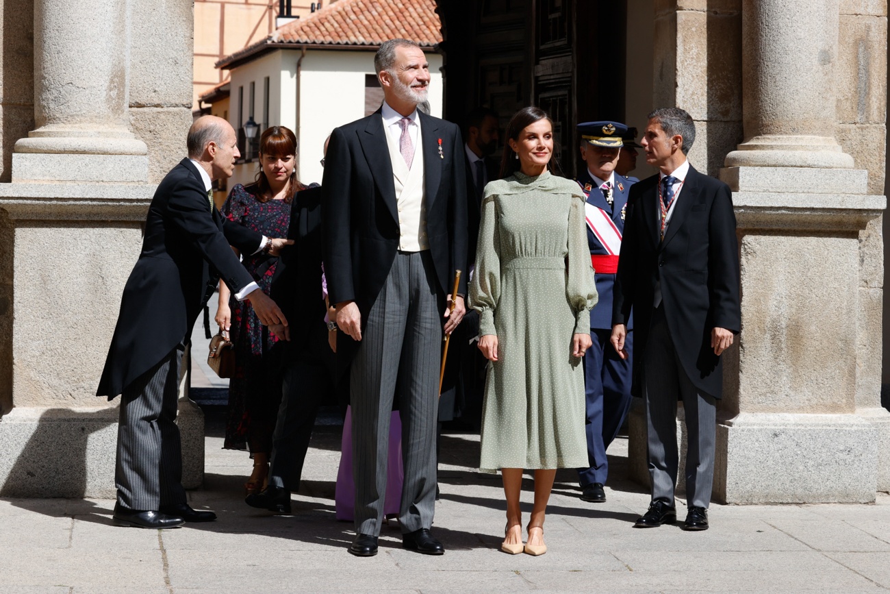 Königin Letizia hält die Tradition aufrecht: Seit 2016 trägt sie am Kolumbus-Tag dasselbe Kleid, das sie für die Verleihung des Miguel de Cervantes-Literaturpreises trägt