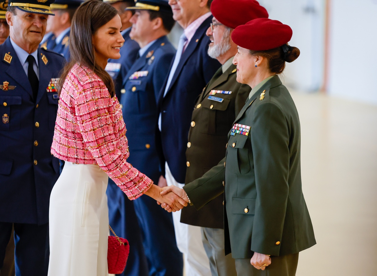 Letizia führte den Vorsitz bei einer Veranstaltung in einem Armeestützpunkt Letizia führte den Vorsitz bei einer Veranstaltung in einem Armeestützpunkt