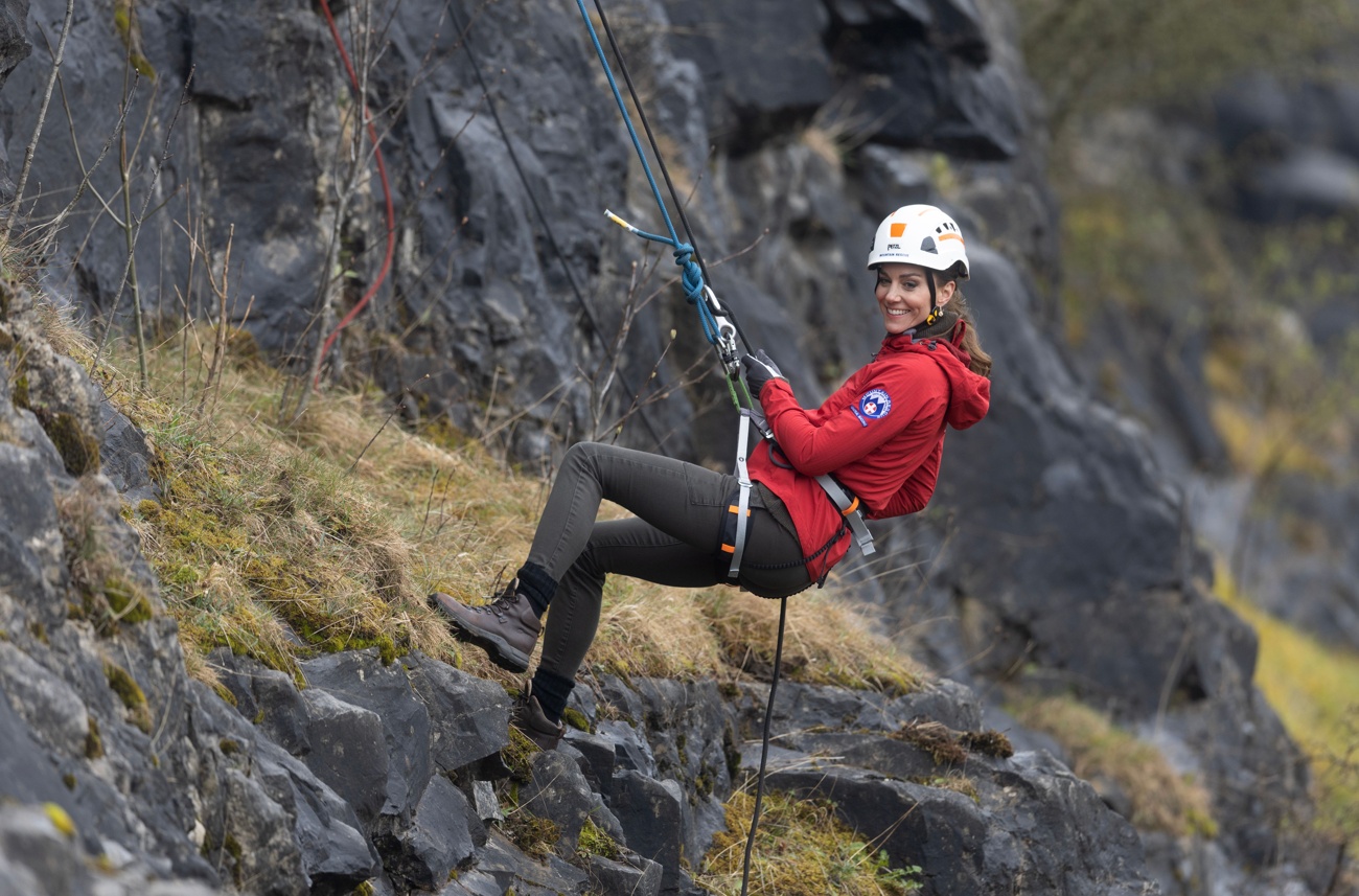 No hay nada que Kate Middleton no pueda hacer: la princesa de Gales sube a una montaña junto a un equipo de rescate y se convierte en repartidora de pizza, todo en el mismo día